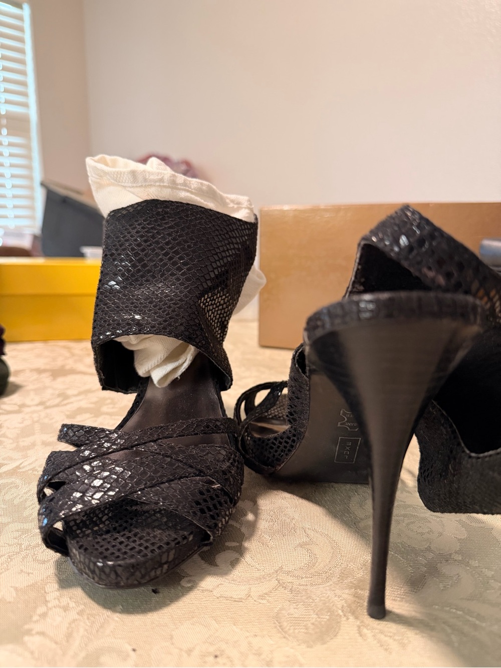 ✨✨✨ Steve Madden Luxe Black Embossed Heels Hidden Platform 10 ✨